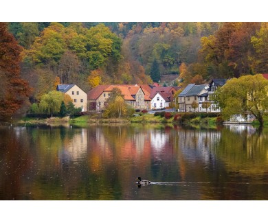 Фотообои Деревня осенью на реке в Тюрингии