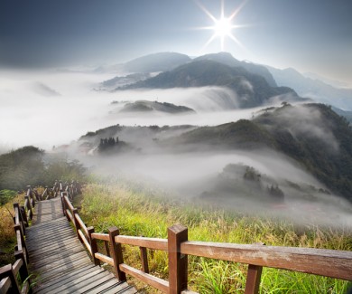 Фотообои Спуск по лестнице, с видом на горы и облака