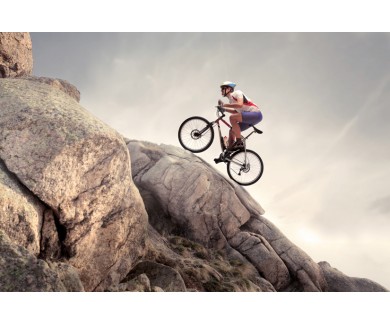 Фотообои Велосипедист на скале